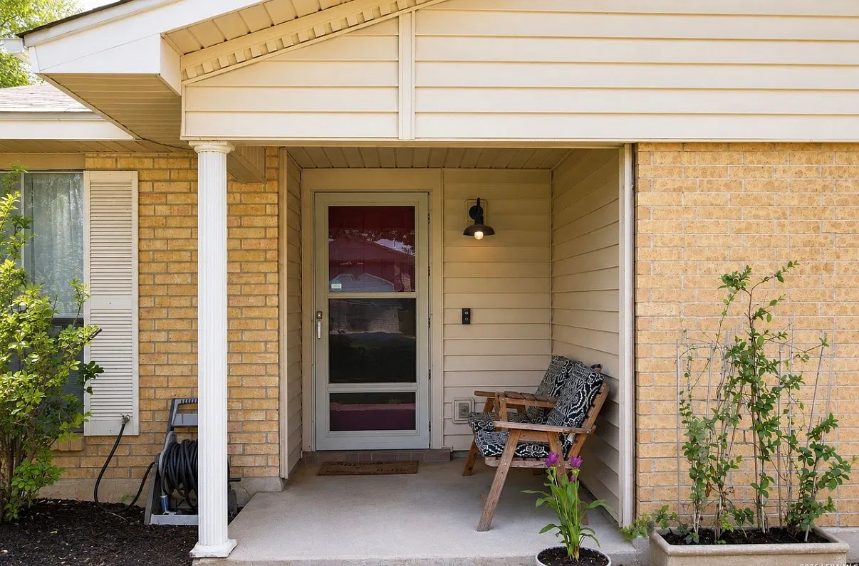 4 bed, 2.5 bath, 2180 sqft, $1,900 — Photo 2