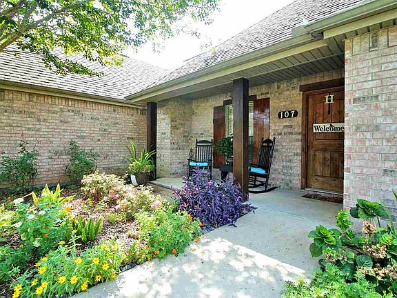 3rd image of 107 Parkway Oaks Dr