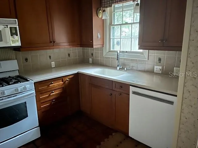 1628 NW 6th Ave — Photo 6