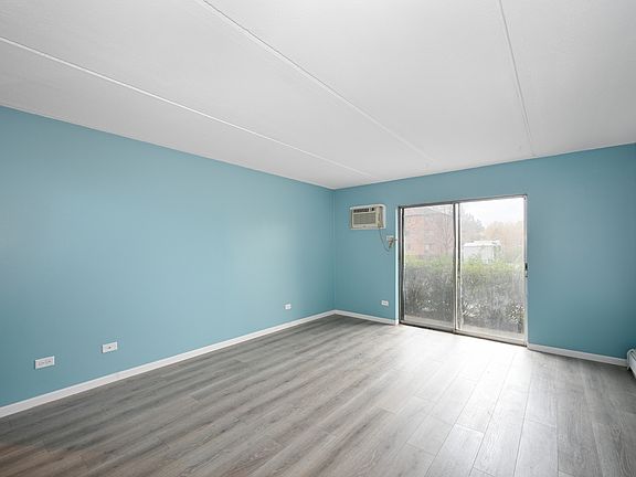 3rd image of 267 Shorewood Dr APT Gd