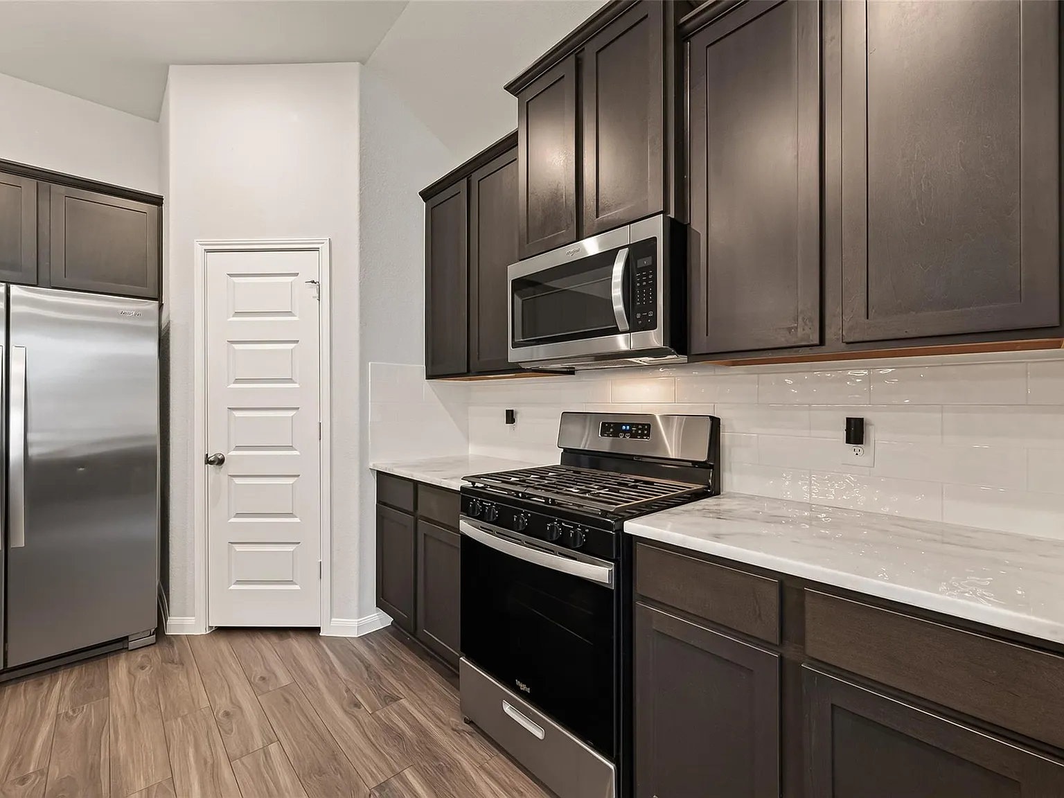3 bed, 2.0 bath, 1912 sqft, $2,400 — Photo 2