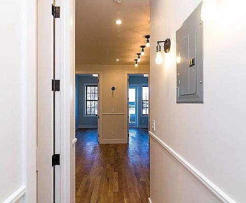 2nd image of 331 Melrose St #4R
