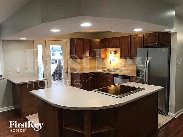 4538 Crestline Dr — Photo 2