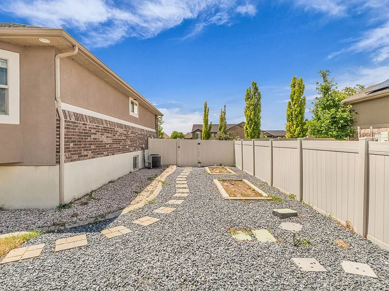 1377 S 4300 W — Photo 42