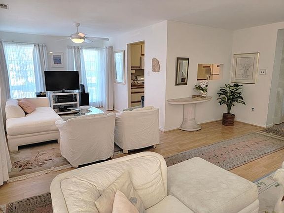 4th image of 800 E 9th St #100