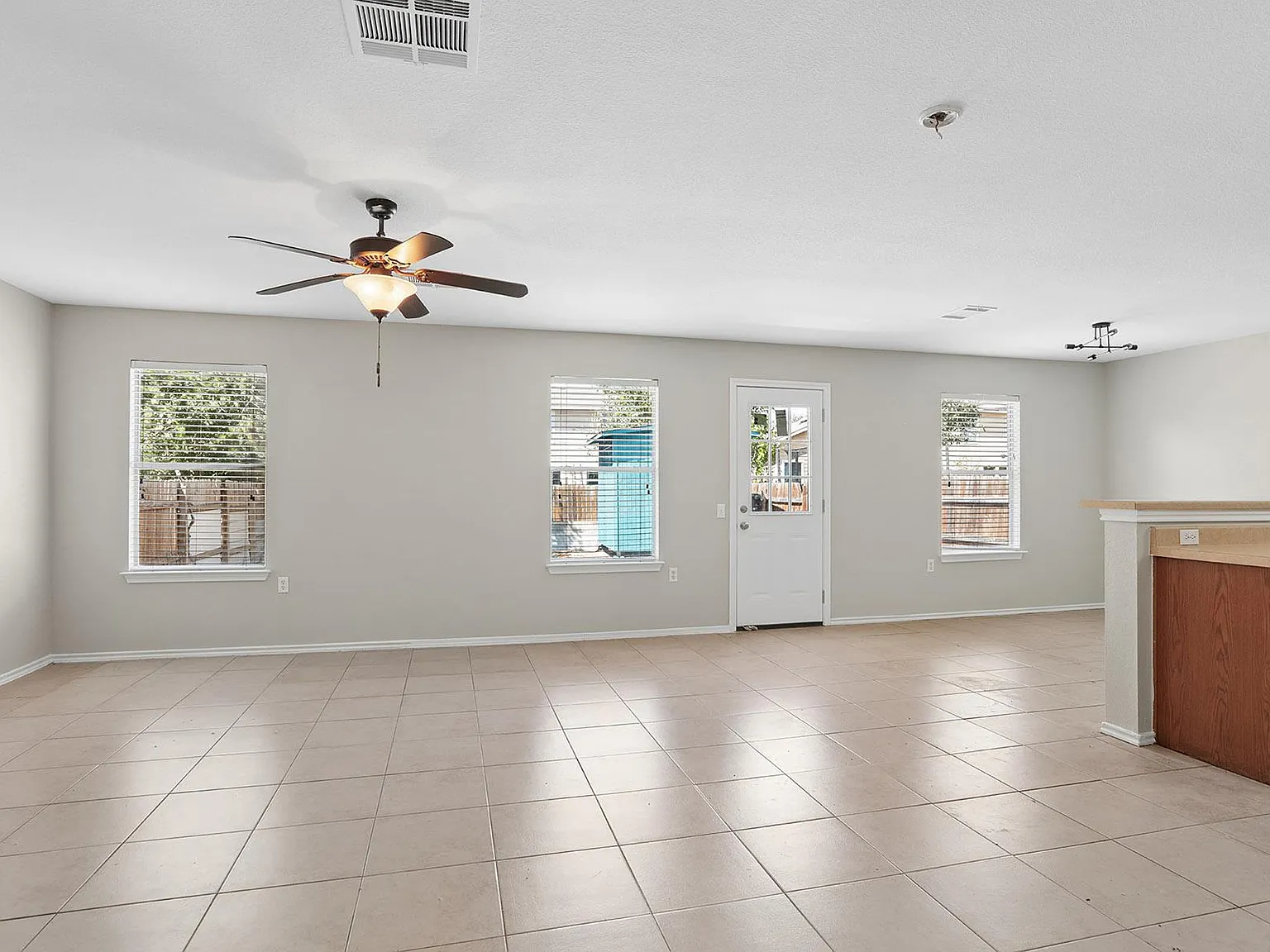 3 bed, 2.5 bath, 1699 sqft, $2,100 — Photo 4