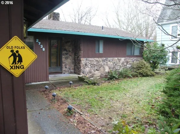 2738 SW Moss St, Portland, OR 97219