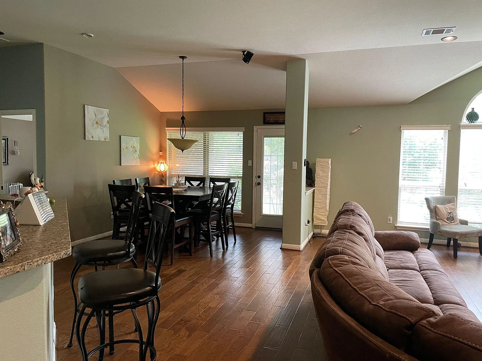 4 bed, 2.5 bath, 2898 sqft, $2,395 — Photo 3