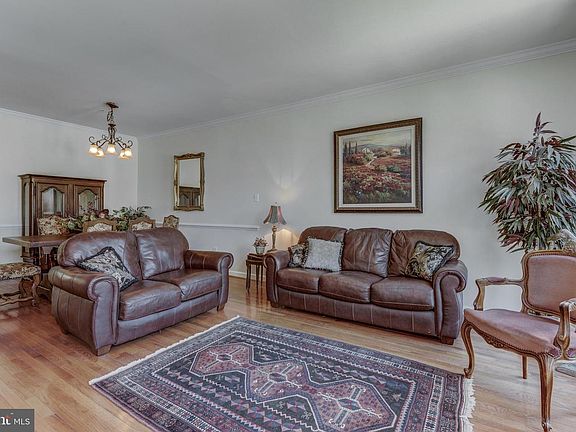4th image of 35 Calabash Ct