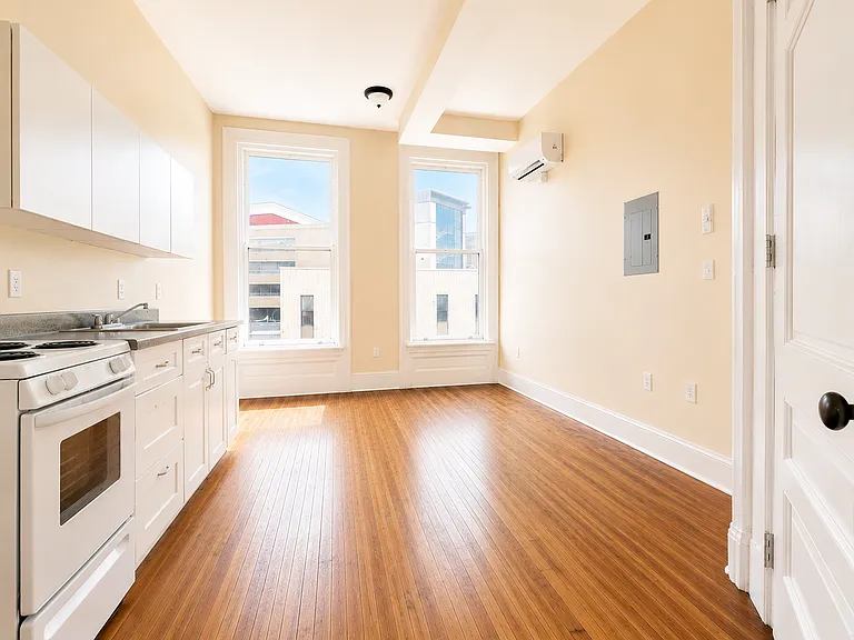 105 Bank St — Photo 14