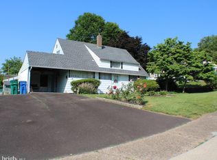 19 Hawthorne Ln, Levittown, PA