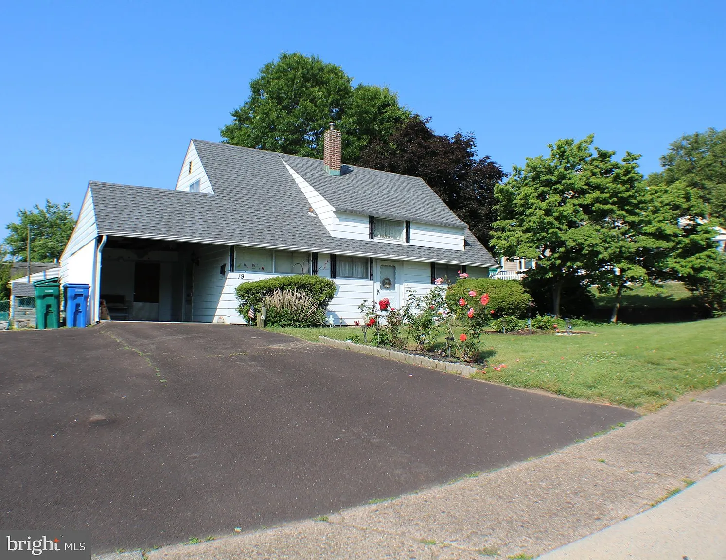 19 Hawthorne Ln photo 1