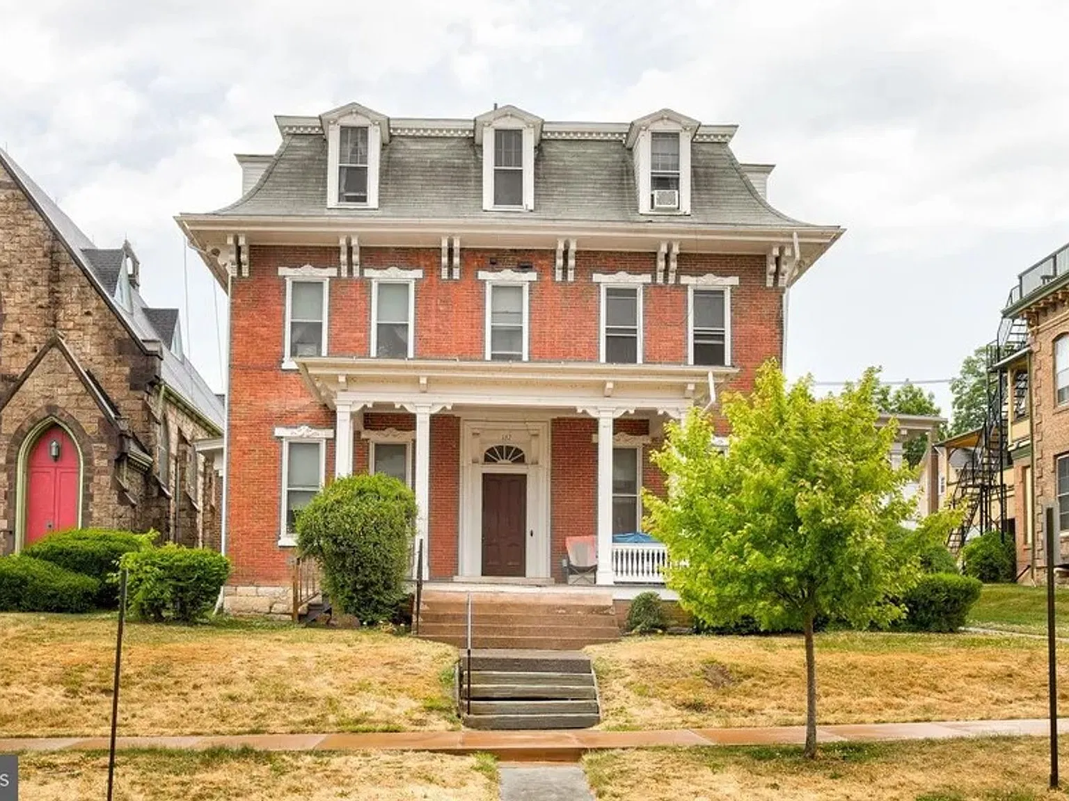 135-137 W Linn St — Photo 1