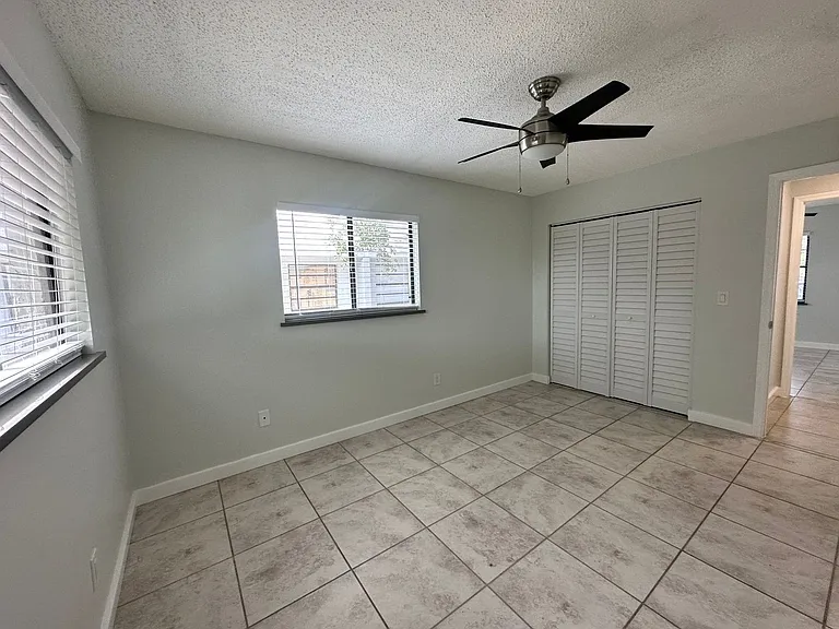 Lakeside Cove Apartments — Photo 12