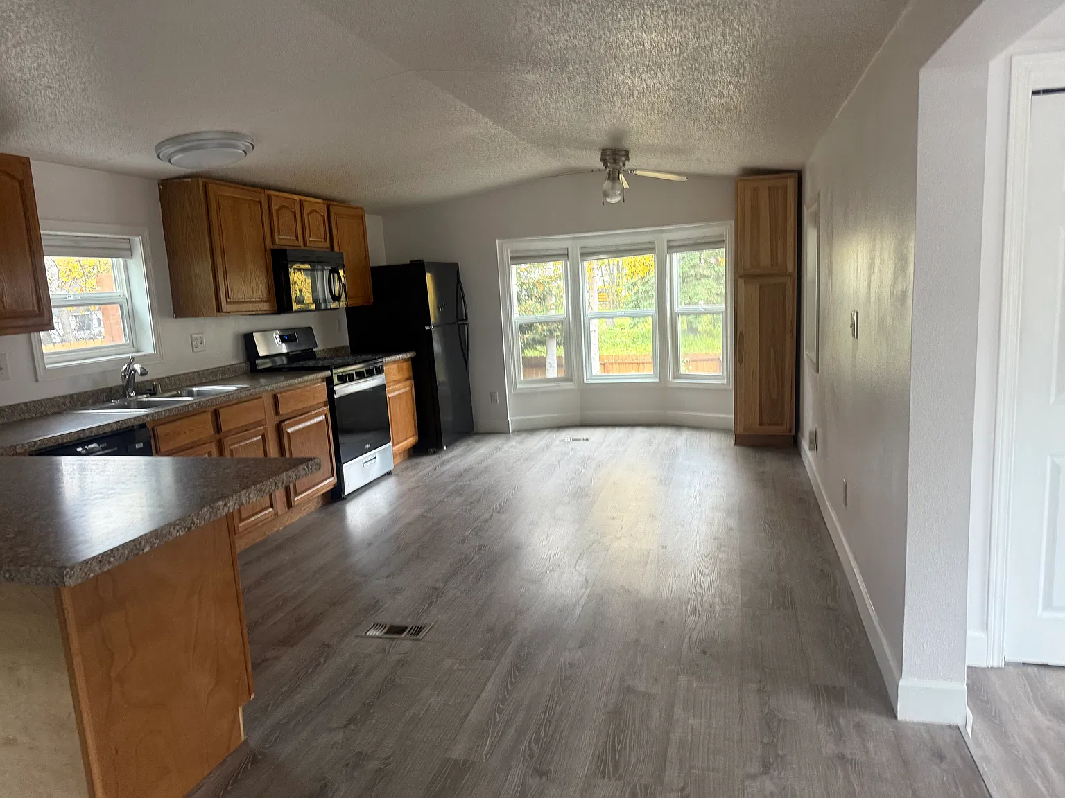 3 bed, 1985 sqft, $2,250 — Photo 3