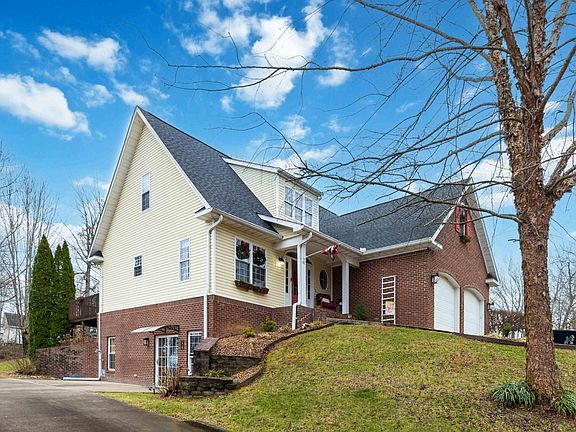 3rd image of 42 Greenleaf Dr