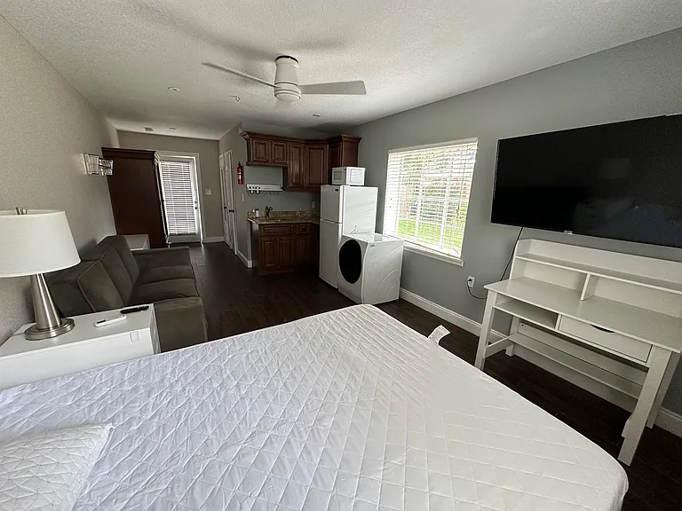 207 E Kaley St #B — Photo 3