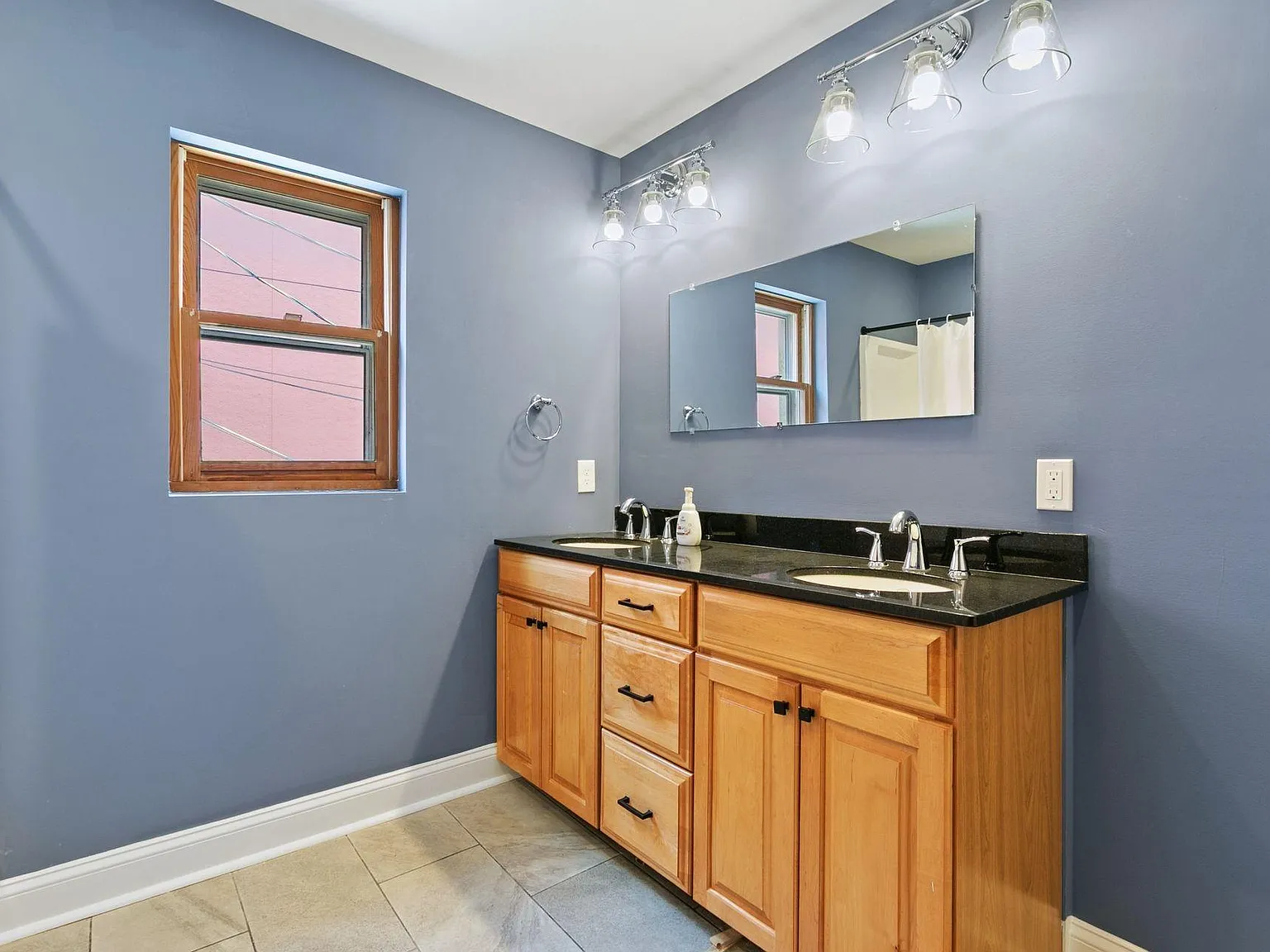 4 bed, 5.0 bath, 1900 sqft, $1,139 — Photo 3