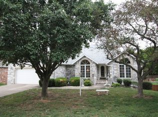 899 E Nottingham Ln, Springfield, MO 65810