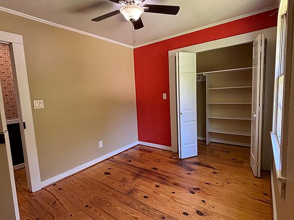 4th image of 562 Goldmoor Dr NE
