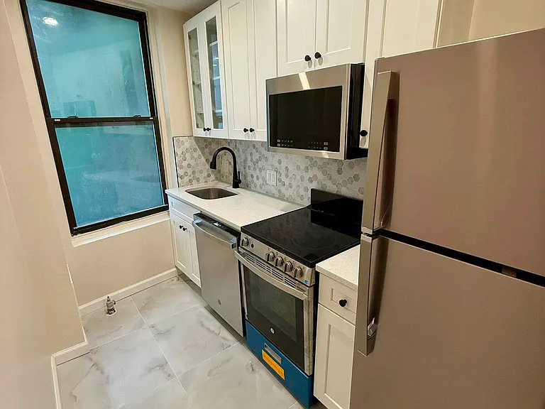 251 W 18th St #2W — Photo 2