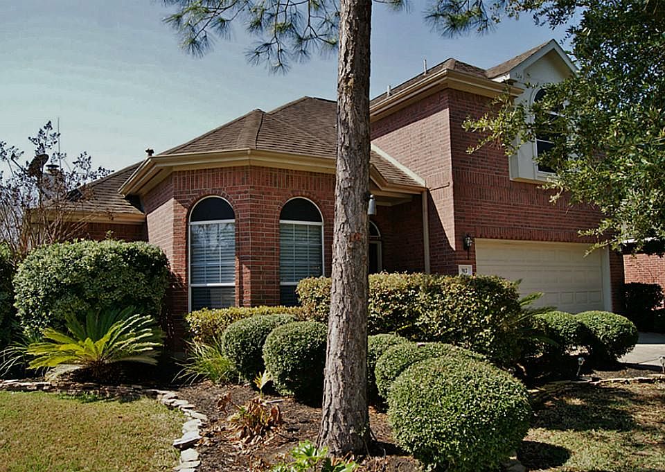 GORGEOUS UPDATED 3/2.5/2 WITH INGROUND POOL & SPA