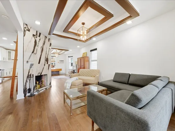 916 Clarence Avenue image 1 of 22