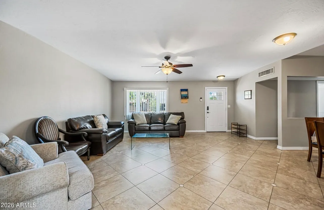 4 bed, 1981 sqft, $3,300 — Photo 4