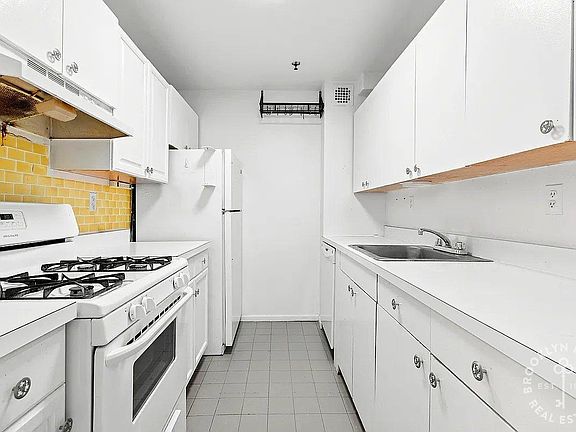 4th image of 373 Pacific St APT 1A