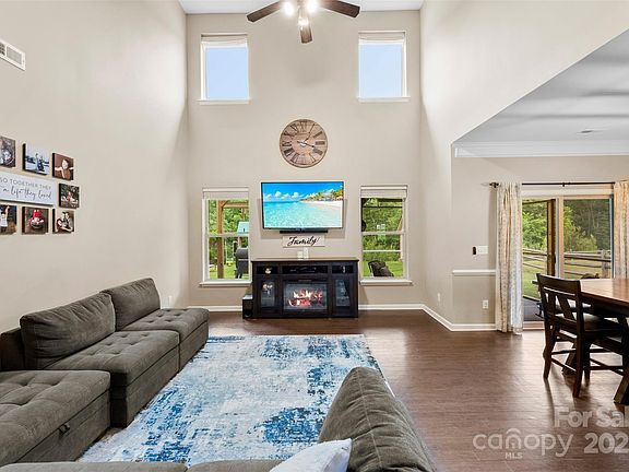 4th image of 225 Tasman Dr