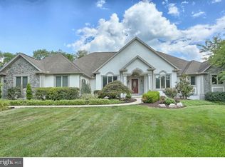 208 Sherwood Dr, Reading, PA 19606