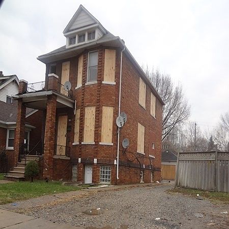 2nd image of 4742 Cecil St