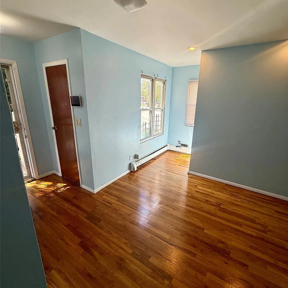 4 bed, 2.0 bath, 2400 sqft, $4,000 — Photo 3