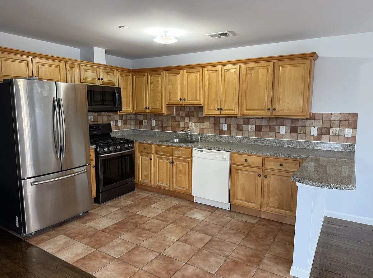 Kitchen - 392 Sip Ave #3
