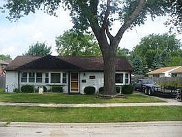 Home for Sale in Oak Lawn, Illinois $139,900