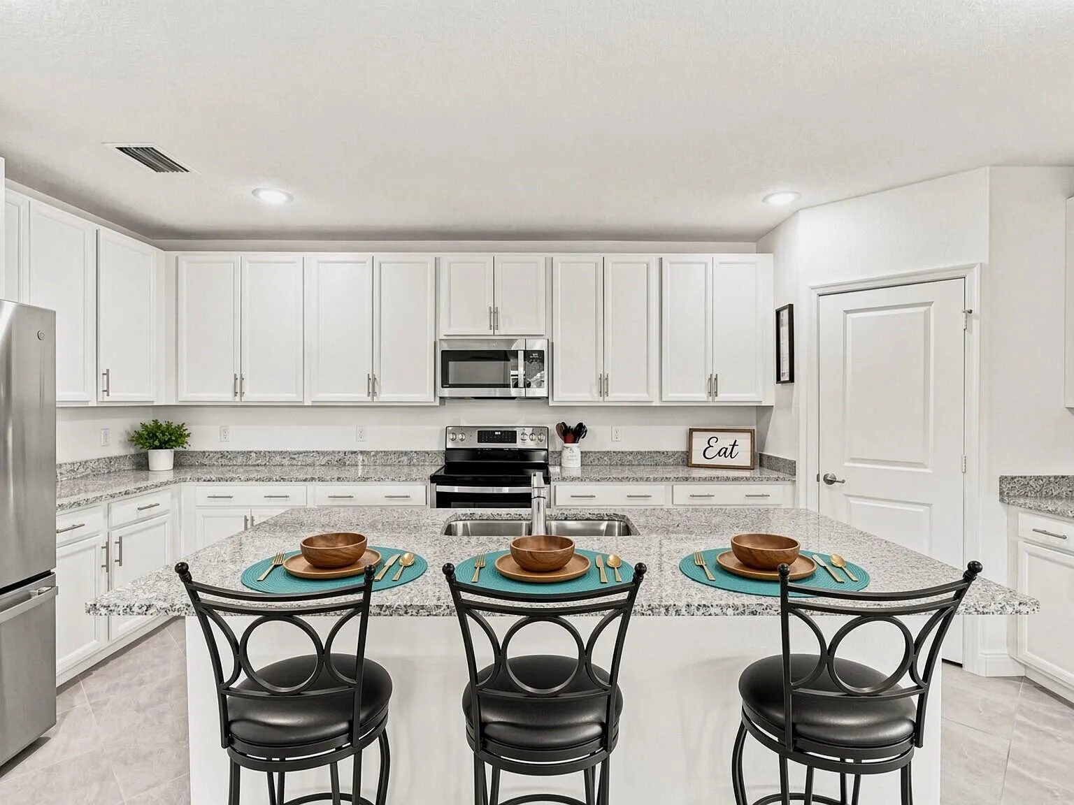 4 bed, 3.0 bath, 2126 sqft, $3,500 — Photo 4