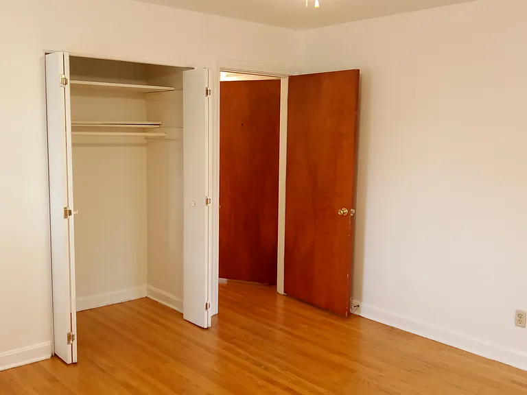 Bedroom w/ceiling fan & closet