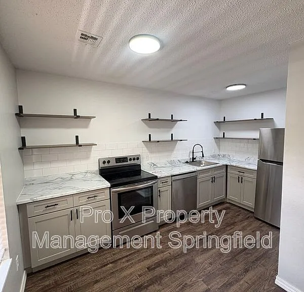 1138 E Walnut St #7 — Photo 1