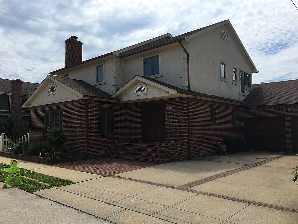 11 Hewlett Avenue front view
