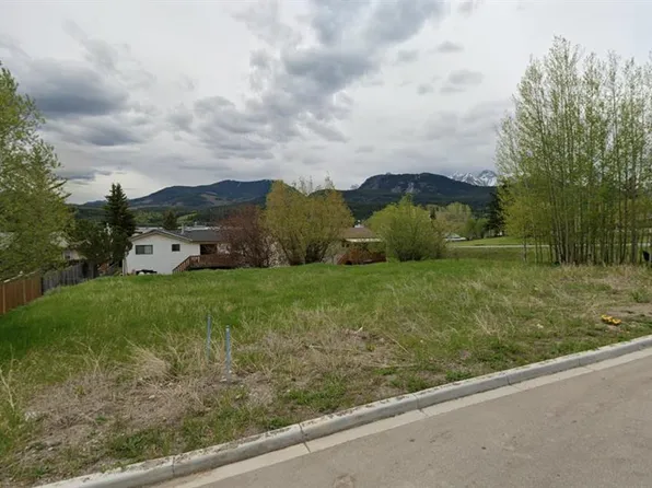 8602 24th Ave, Crowsnest Pass, AB T0K 0M0