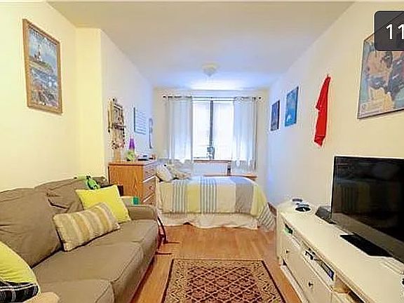 3rd image of 255 W 75th St #1Z