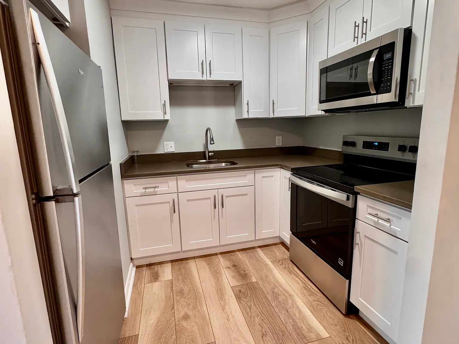 2 bed, 700 sqft, $2,300 — Photo 2
