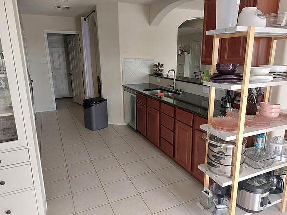 5th image of 934 Crestmont Place Loop