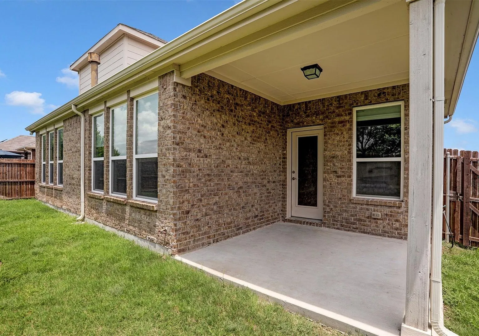 Located in McKinney's desirable Erwin Farms, this beautiful home exudes modern elegance and pract... — Photo 4