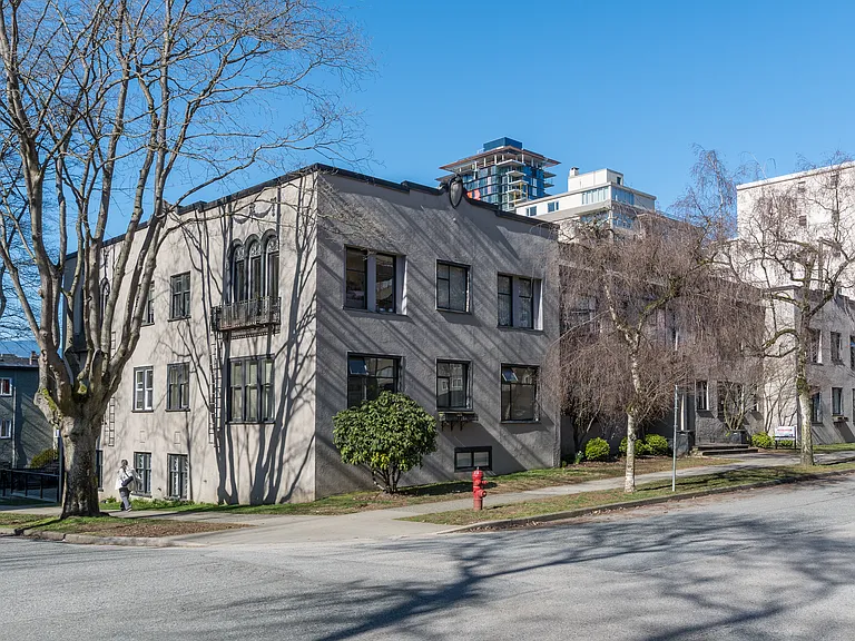 935 Jervis St — Photo 33