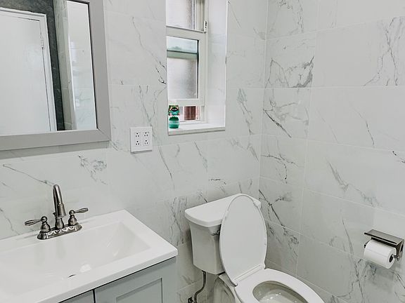 4th image of 2471 Hubbard St #1