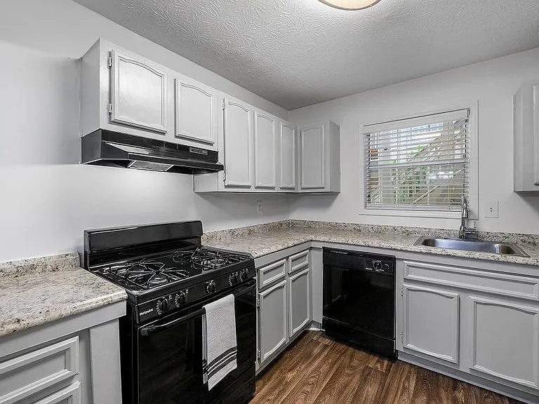 1318 Brockett Pl — Photo 15