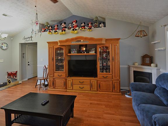 3rd image of 405 Cornus Ave