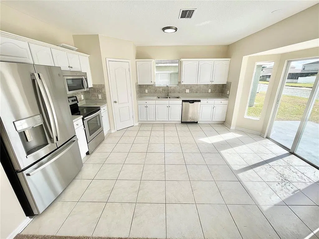 4 bed, 2010 sqft, $2,400 — Photo 3