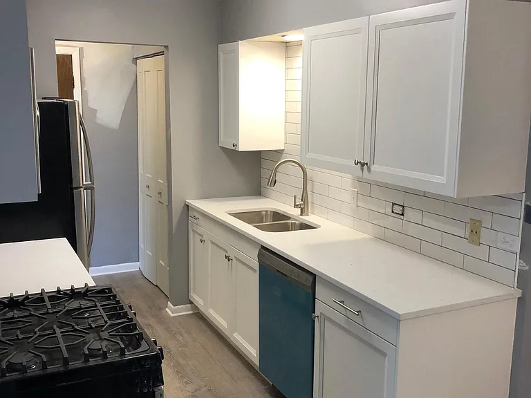 1441 Carriage Ln #4 — Photo 2